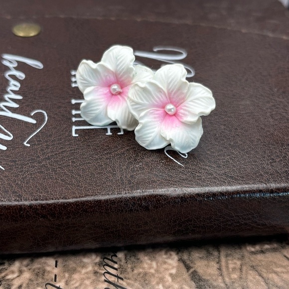 Vintage Jewelry - Vintage White Daisy Bohemian Stud Earrings